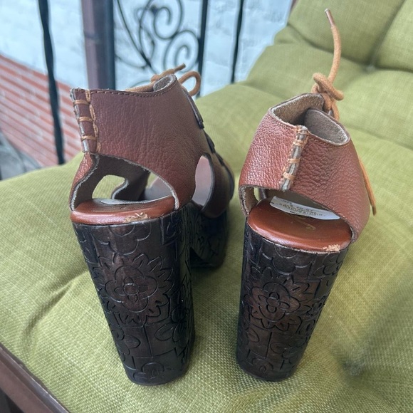 FREE PEOPLE Farrah Platform Clog Sandals Whisky Leather Carved Wood Heel Sz 5.5 - Picture 2 of 8
